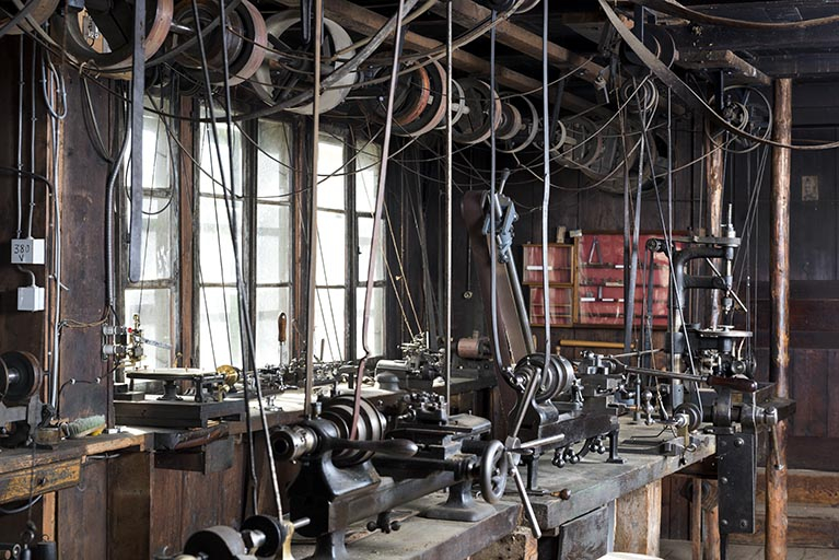 Machines de la rangée centrale et transmissions au plafond. © Sonia Dourlot / Région Bourgogne-Franche-Comté, Inventaire du patrimoine - 2017