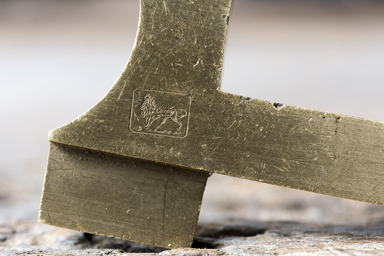 Logotype sur un outil à centrer, associant un lion tourné vers la gauche et l'inscription Corem. © Sonia Dourlot / Région Bourgogne-Franche-Comté, Inventaire du patrimoine - 2017