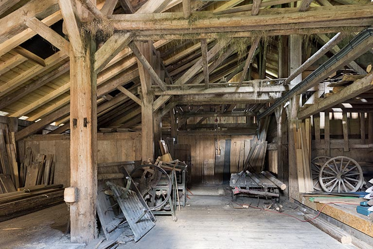 Intérieur de la grange, depuis l'entrée à l'ouest. © Sonia Dourlot / Région Bourgogne-Franche-Comté, Inventaire du patrimoine - 2017 Intérieur de la grange, depuis l'entrée à l'ouest. © Sonia Dourlot / Région Bourgogne-Franche-Comté, Inventaire du patrimoine - 2017