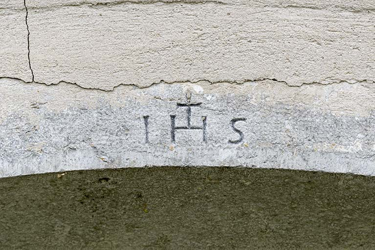 Façade nord : IHS gravé sur un linteau. © Sonia Dourlot / Région Bourgogne-Franche-Comté, Inventaire du patrimoine - 2017 Façade nord : IHS gravé sur un linteau. © Sonia Dourlot / Région Bourgogne-Franche-Comté, Inventaire du patrimoine - 2017