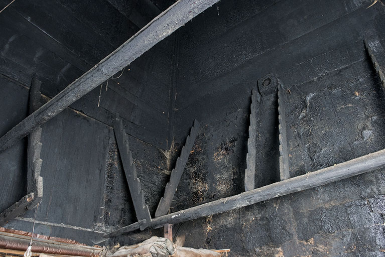 Grand tué : supports des perches auxquelles était fixée la viande à fumer. © Sonia Dourlot / Région Bourgogne-Franche-Comté, Inventaire du patrimoine - 2017 Grand tué : supports des perches auxquelles était fixée la viande à fumer. © Sonia Dourlot / Région Bourgogne-Franche-Comté, Inventaire du patrimoine - 2017