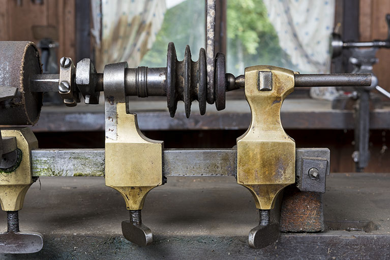 2e tour (machine à polir) : poupée mobiles avec l'arbre moteur et sa poulie. © Sonia Dourlot / Région Bourgogne-Franche-Comté, Inventaire du patrimoine - 2017