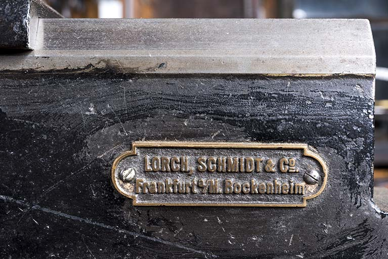 Plaque du constructeur. © Sonia Dourlot / Région Bourgogne-Franche-Comté, Inventaire du patrimoine - 2017