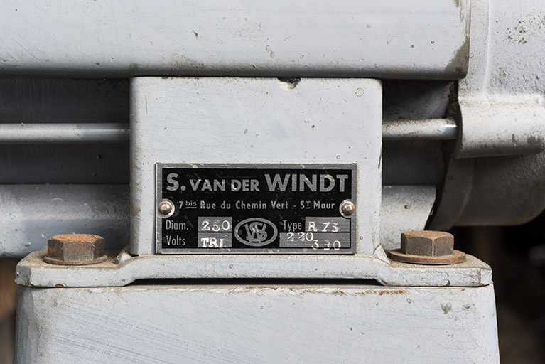 Plaque du constructeur. © Sonia Dourlot / Région Bourgogne-Franche-Comté, Inventaire du patrimoine - 2017