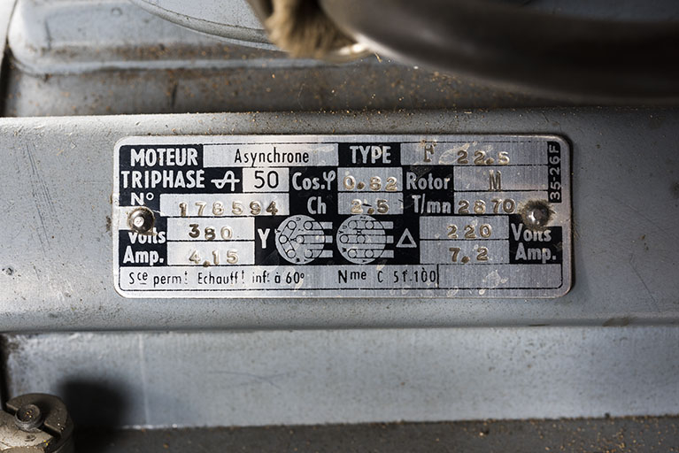 Plaque signalétique du moteur. © Sonia Dourlot / Région Bourgogne-Franche-Comté, Inventaire du patrimoine - 2017