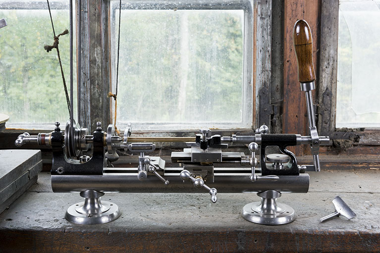 Grand tour, vu de face. A droite, un support d'outil à main. © Sonia Dourlot / Région Bourgogne-Franche-Comté, Inventaire du patrimoine - 2017