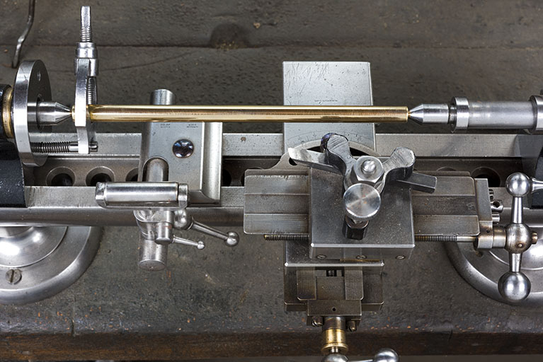 Grand tour : partie travaillante (barre entre pointe et contre-pointe à l'arrière-plan, support de lime à gauche et chariot porte-burin à droite). © Sonia Dourlot / Région Bourgogne-Franche-Comté, Inventaire du patrimoine - 2017