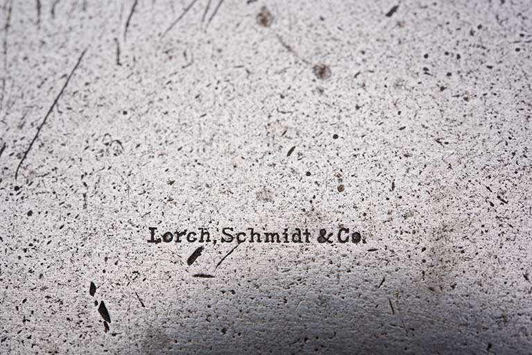 Grand tour : nom du fabricant, à l'extrémité du banc. © Sonia Dourlot / Région Bourgogne-Franche-Comté, Inventaire du patrimoine - 2017