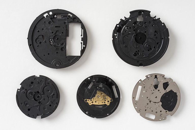 Composants fabriqués à l'usine : platines de montre alliant plastique et métal (face côté cadran ?). © Sonia Dourlot / Région Bourgogne-Franche-Comté, Inventaire du patrimoine - 2017 Composants fabriqués à l'usine : platines de montre alliant plastique et métal (face côté cadran ?). © Sonia Dourlot / Région Bourgogne-Franche-Comté, Inventaire du patrimoine - 2017
