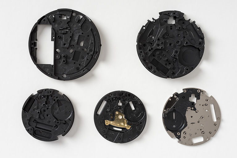 Composants fabriqués à l'usine : platines de montre alliant plastique et métal (face côté fond ?). © Sonia Dourlot / Région Bourgogne-Franche-Comté, Inventaire du patrimoine - 2017 Composants fabriqués à l'usine : platines de montre alliant plastique et métal (face côté fond ?). © Sonia Dourlot / Région Bourgogne-Franche-Comté, Inventaire du patrimoine - 2017