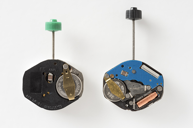 Mouvements France Ebauches FE 6320 (à gauche) et FE 6920 (à droite) : face côté fond. © Sonia Dourlot / Région Bourgogne-Franche-Comté, Inventaire du patrimoine - 2017
