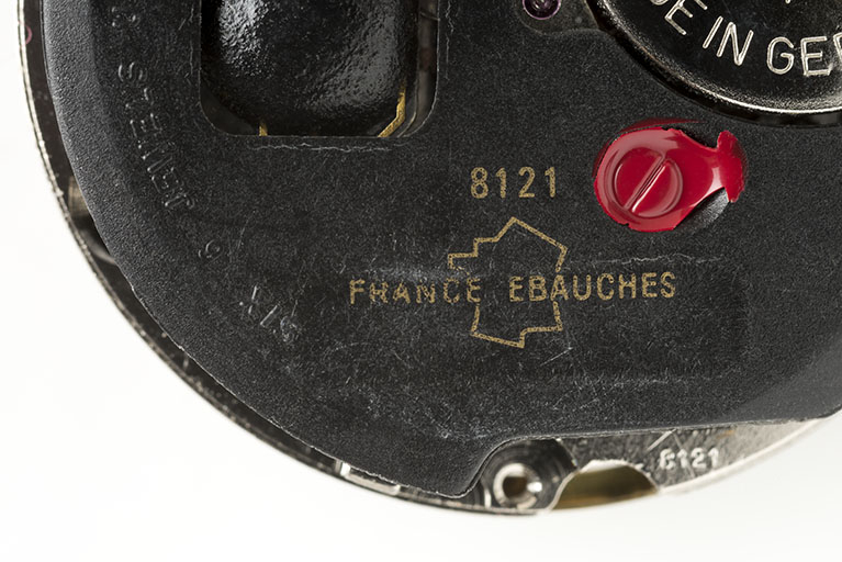 Mouvement France Ebauches FE 8121 : logotype et numéro de modèle. © Sonia Dourlot / Région Bourgogne-Franche-Comté, Inventaire du patrimoine - 2017