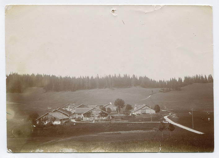 [Vue d'ensemble du Grand Mont, depuis le sud], limite 19e siècle 20e siècle. La ferme est visible au centre. © Laurent Poupard / Région Bourgogne-Franche-Comté, Inventaire du patrimoine - 2017