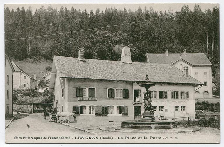 Sites pittoresques de Franche-Comté - Les Gras (Doubs) - La place et la poste, [1er quart 20e siècle]. © Laurent Poupard / Région Bourgogne-Franche-Comté, Inventaire du patrimoine - 2017