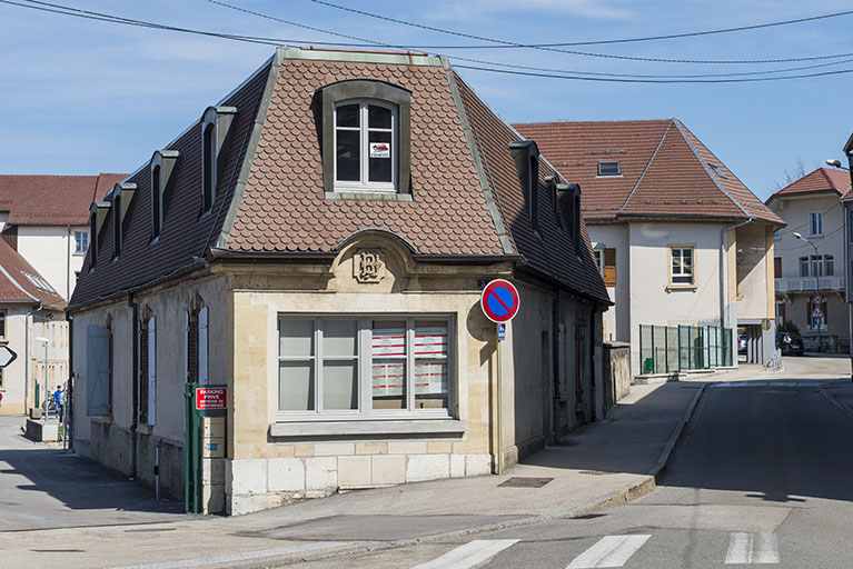 Bâtiment de la distillerie, frappé du monogramme BB (pour Bazinet ?). © Jérôme Mongreville / Région Bourgogne-Franche-Comté, Inventaire du patrimoine - 2017
