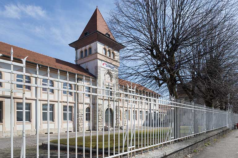 Façade sud du bâtiment administratif, vue de trois quarts gauche. © Jérôme Mongreville / Région Bourgogne-Franche-Comté, Inventaire du patrimoine - 2017 Façade sud du bâtiment administratif, vue de trois quarts gauche. © Jérôme Mongreville / Région Bourgogne-Franche-Comté, Inventaire du patrimoine - 2017