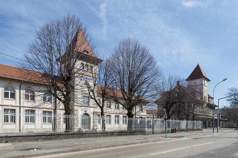 Bâtiments d'entrée depuis la rue de Salins : bureaux, logements et conciergerie. © Jérôme Mongreville / Région Bourgogne-Franche-Comté, Inventaire du patrimoine - 2017 Bâtiments d'entrée depuis la rue de Salins : bureaux, logements et conciergerie. © Jérôme Mongreville / Région Bourgogne-Franche-Comté, Inventaire du patrimoine - 2017
