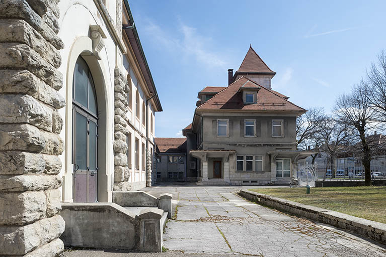 Vue depuis la cour sud. Façade ouest du bâtiment d'entrée (conciergerie, logements). © Jérôme Mongreville / Région Bourgogne-Franche-Comté, Inventaire du patrimoine - 2017 Vue depuis la cour sud. Façade ouest du bâtiment d'entrée (conciergerie, logements). © Jérôme Mongreville / Région Bourgogne-Franche-Comté, Inventaire du patrimoine - 2017