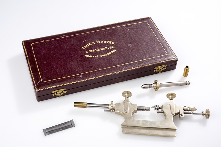 Le tour devant sa boîte. © Sonia Dourlot / Région Bourgogne-Franche-Comté, Inventaire du patrimoine - 2017