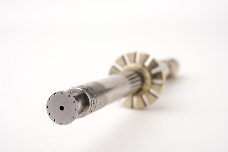 Grande broche : extrémité avec la lanterne. © Sonia Dourlot / Région Bourgogne-Franche-Comté, Inventaire du patrimoine - 2017