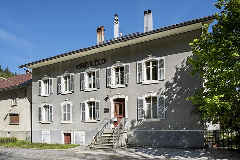 Façade antérieure, de trois quarts droite. © Sonia Dourlot / Région Bourgogne-Franche-Comté, Inventaire du patrimoine - 2017 Façade antérieure, de trois quarts droite. © Sonia Dourlot / Région Bourgogne-Franche-Comté, Inventaire du patrimoine - 2017