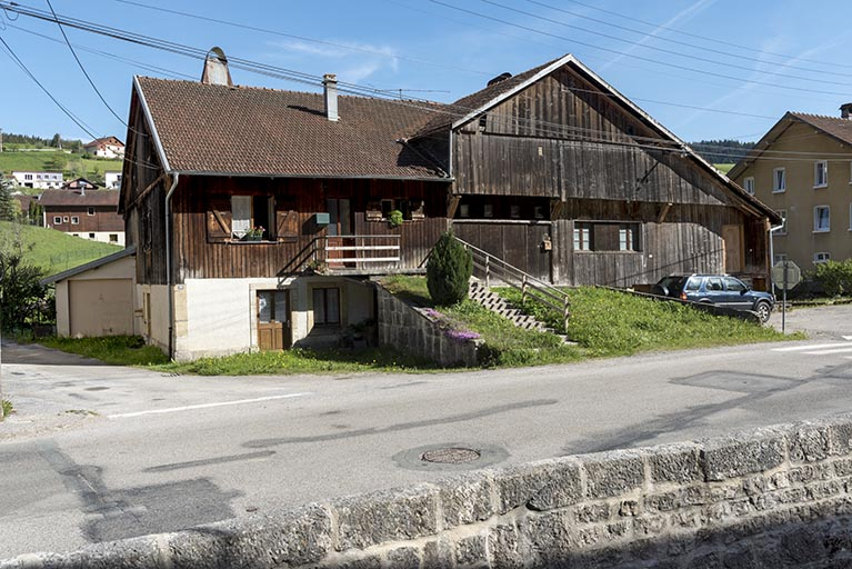 Façade antérieure, de trois quarts gauche. © Sonia Dourlot / Région Bourgogne-Franche-Comté, Inventaire du patrimoine - 2017 Façade antérieure, de trois quarts gauche. © Sonia Dourlot / Région Bourgogne-Franche-Comté, Inventaire du patrimoine - 2017