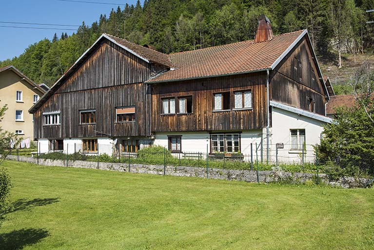 Façade postérieure, de trois quarts droite. © Sonia Dourlot / Région Bourgogne-Franche-Comté, Inventaire du patrimoine - 2017 Façade postérieure, de trois quarts droite. © Sonia Dourlot / Région Bourgogne-Franche-Comté, Inventaire du patrimoine - 2017