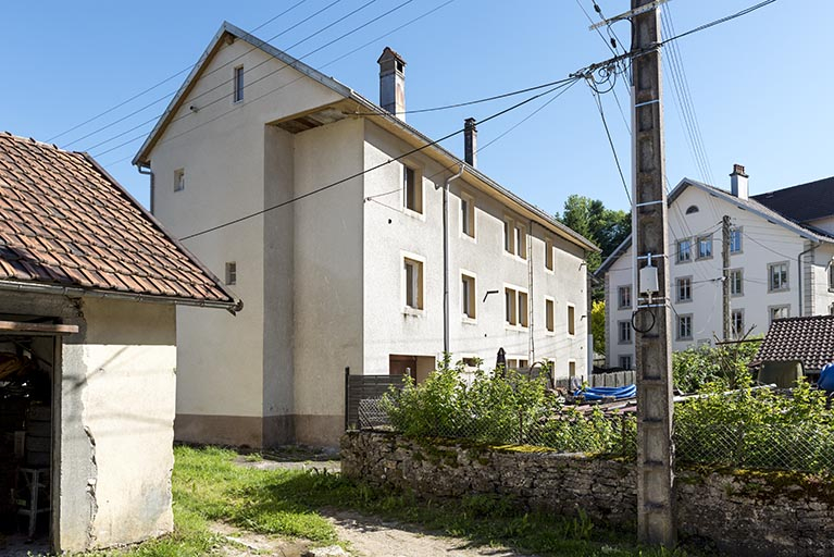 Façades postérieure et latérale droite. © Sonia Dourlot / Région Bourgogne-Franche-Comté, Inventaire du patrimoine - 2017 Façades postérieure et latérale droite. © Sonia Dourlot / Région Bourgogne-Franche-Comté, Inventaire du patrimoine - 2017