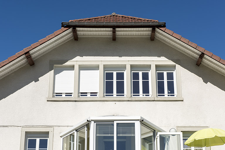 Fenêtres multiples sur la façade antérieure. © Sonia Dourlot / Région Bourgogne-Franche-Comté, Inventaire du patrimoine - 2017