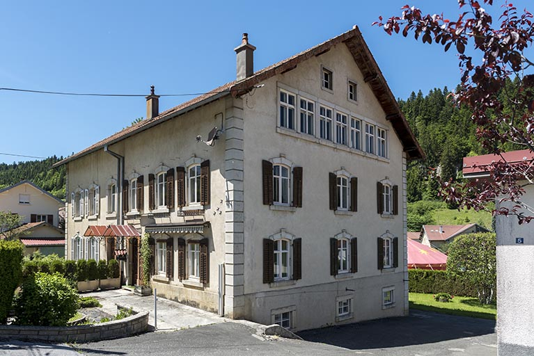 Un exemple unique de maison jumelée avec atelier d'outillage : le bâtiment de Jules Fournier et Jules Moyse (1912) par la suite Moyse Outillage, aux 1-5 rue des Jardins. © Sonia Dourlot / Région Bourgogne-Franche-Comté, Inventaire du patrimoine - 2017 Un exemple unique de maison jumelée avec atelier d'outillage : le bâtiment de Jules Fournier et Jules Moyse (1912) par la suite Moyse Outillage, aux 1-5 rue des Jardins. © Sonia Dourlot / Région Bourgogne-Franche-Comté, Inventaire du patrimoine - 2017