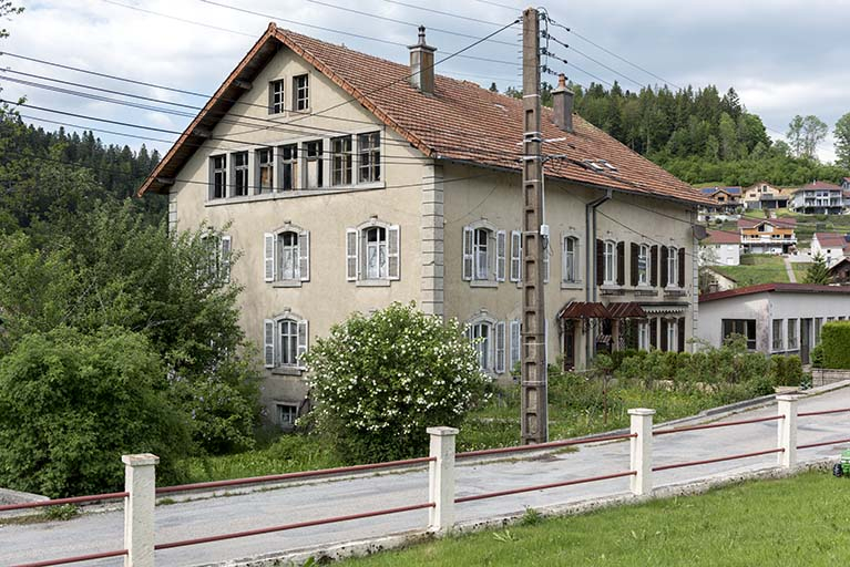Maison : façades antérieure et latérale gauche. © Sonia Dourlot / Région Bourgogne-Franche-Comté, Inventaire du patrimoine - 2017 Maison : façades antérieure et latérale gauche. © Sonia Dourlot / Région Bourgogne-Franche-Comté, Inventaire du patrimoine - 2017