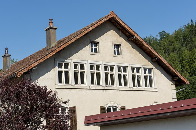 Maison, façade latérale droite : fenêtres multiples de l'atelier Moyse. © Sonia Dourlot / Région Bourgogne-Franche-Comté, Inventaire du patrimoine - 2017 Maison, façade latérale droite : fenêtres multiples de l'atelier Moyse. © Sonia Dourlot / Région Bourgogne-Franche-Comté, Inventaire du patrimoine - 2017
