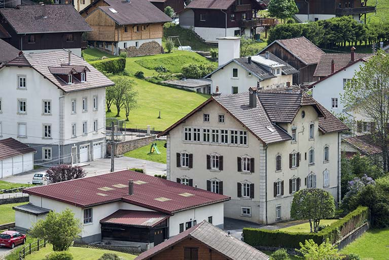 Vue d'ensemble plongeante, depuis le nord-est : atelier à gauche, maison à droite. © Sonia Dourlot / Région Bourgogne-Franche-Comté, Inventaire du patrimoine - 2017 Vue d'ensemble plongeante, depuis le nord-est : atelier à gauche, maison à droite. © Sonia Dourlot / Région Bourgogne-Franche-Comté, Inventaire du patrimoine - 2017