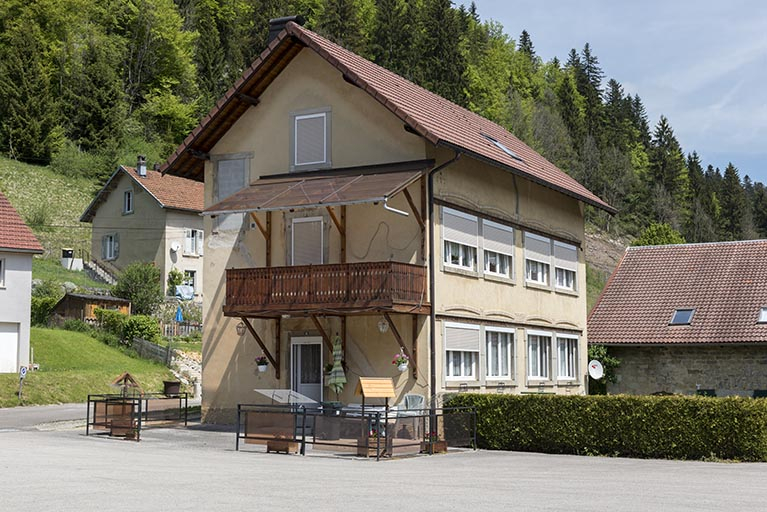 Un atelier d'allure moderne des années 1910 : la fabrique d'outillage et d'aiguilles médicales de Louis Laithier, 8 place de la Libération et du Souvenir français. © Sonia Dourlot / Région Bourgogne-Franche-Comté, Inventaire du patrimoine - 2017 Un atelier d'allure moderne des années 1910 : la fabrique d'outillage et d'aiguilles médicales de Louis Laithier, 8 place de la Libération et du Souvenir français. © Sonia Dourlot / Région Bourgogne-Franche-Comté, Inventaire du patrimoine - 2017