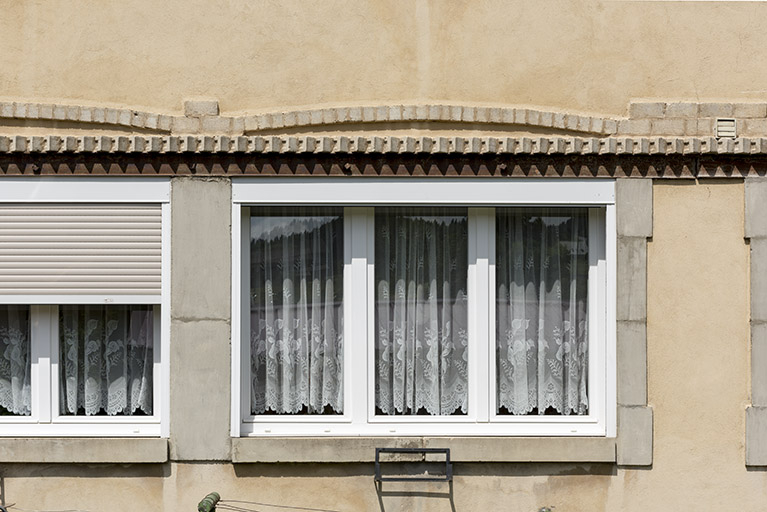 Baie d'atelier au rez-de-chaussée de la façade latérale droite. © Sonia Dourlot / Région Bourgogne-Franche-Comté, Inventaire du patrimoine - 2017