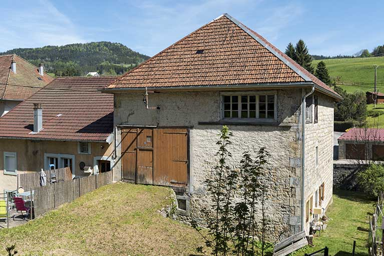 Façade nord : pont et portail de la grange, fenêtres de l'atelier sous le toit.  © Sonia Dourlot / Région Bourgogne-Franche-Comté, Inventaire du patrimoine - 2017