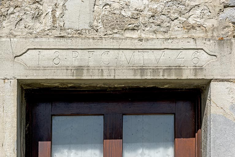Façade occidentale : linteau daté 1846. © Sonia Dourlot / Région Bourgogne-Franche-Comté, Inventaire du patrimoine - 2017