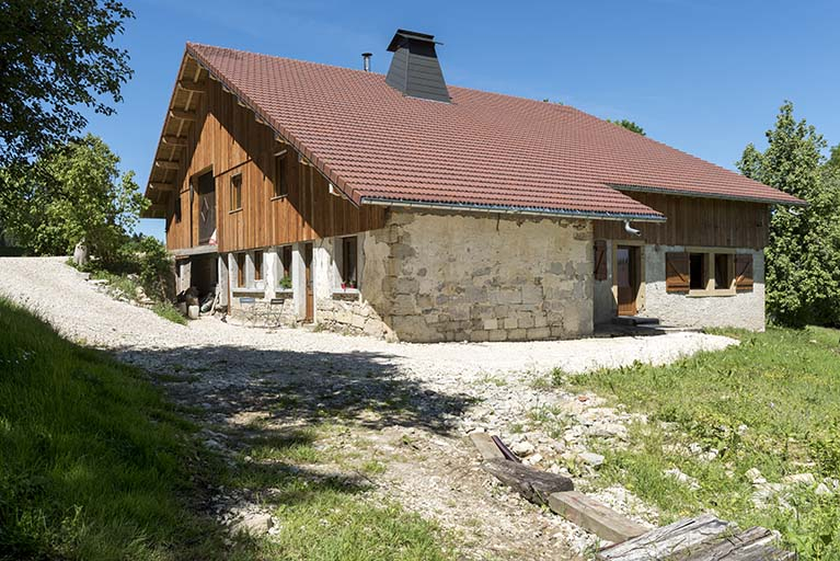 Façades antérieure et latérale droite. © Sonia Dourlot / Région Bourgogne-Franche-Comté, Inventaire du patrimoine - 2017 Façades antérieure et latérale droite. © Sonia Dourlot / Région Bourgogne-Franche-Comté, Inventaire du patrimoine - 2017