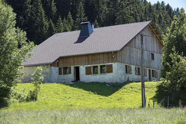 Façades postérieure et latérale droite. © Sonia Dourlot / Région Bourgogne-Franche-Comté, Inventaire du patrimoine - 2017 Façades postérieure et latérale droite. © Sonia Dourlot / Région Bourgogne-Franche-Comté, Inventaire du patrimoine - 2017