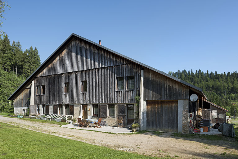 Façade antérieure, de trois quarts droite. © Sonia Dourlot / Région Bourgogne-Franche-Comté, Inventaire du patrimoine - 2017