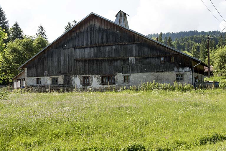Façade postérieure, de trois quarts droite. © Sonia Dourlot / Région Bourgogne-Franche-Comté, Inventaire du patrimoine - 2017