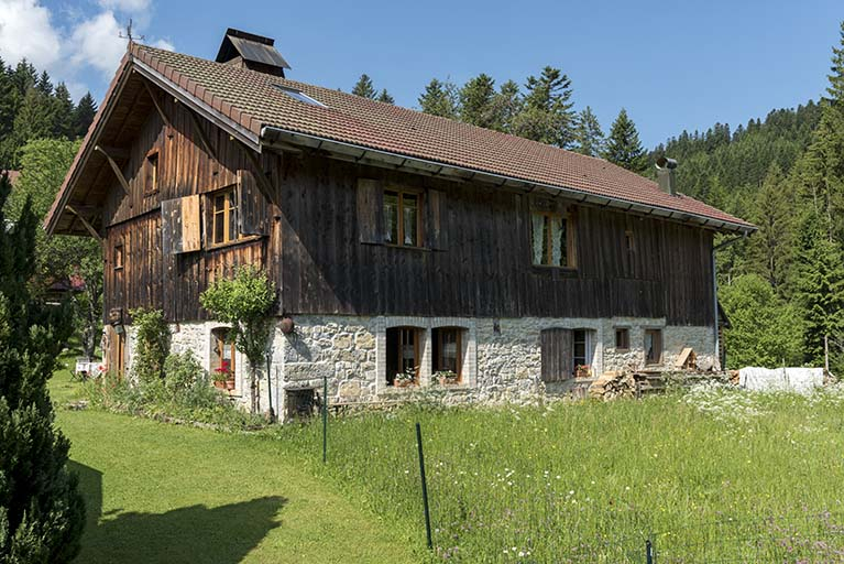 Façades antérieure et latérale droite. © Sonia Dourlot / Région Bourgogne-Franche-Comté, Inventaire du patrimoine - 2017 Façades antérieure et latérale droite. © Sonia Dourlot / Région Bourgogne-Franche-Comté, Inventaire du patrimoine - 2017