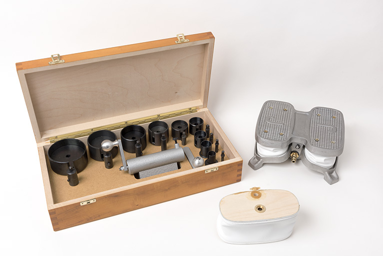 Production de la société Grandidier : estrapade pour pendule et soufflet à pied pour chalumeau de bijoutier. © Sonia Dourlot / Région Bourgogne-Franche-Comté, Inventaire du patrimoine - 2017