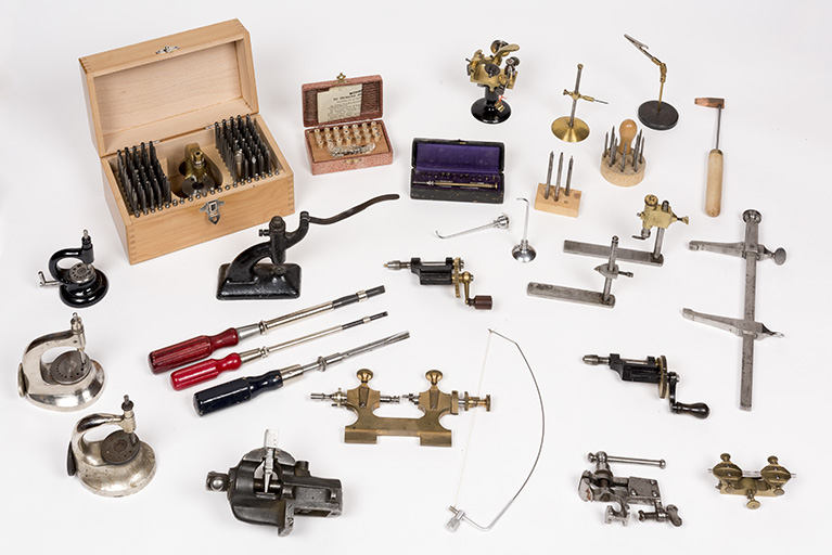 Outils produits dans la commune des Gras (collection René Laithier, mairie des Gras), 19e et 20e siècles : potences, estrapades, tours, étaux, compas aux engrenages, etc. © Sonia Dourlot / Région Bourgogne-Franche-Comté, Inventaire du patrimoine - 2017 Outils produits dans la commune des Gras (collection René Laithier, mairie des Gras), 19e et 20e siècles : potences, estrapades, tours, étaux, compas aux engrenages, etc. © Sonia Dourlot / Région Bourgogne-Franche-Comté, Inventaire du patrimoine - 2017