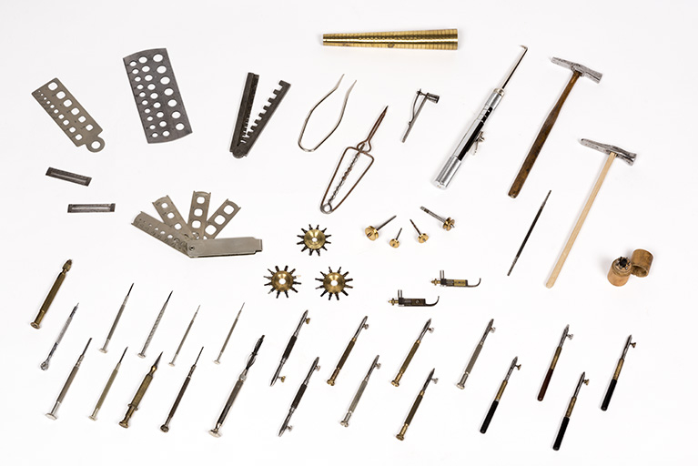 Outils produits dans la commune (collection René Laithier, mairie des Gras) : calibres, tournevis, pinces, marteaux, triboulet, brucelles à souder, calibres aux carrés, cuivrots, etc. © Sonia Dourlot / Région Bourgogne-Franche-Comté, Inventaire du patrimoine - 2017 Outils produits dans la commune (collection René Laithier, mairie des Gras) : calibres, tournevis, pinces, marteaux, triboulet, brucelles à souder, calibres aux carrés, cuivrots, etc. © Sonia Dourlot / Région Bourgogne-Franche-Comté, Inventaire du patrimoine - 2017