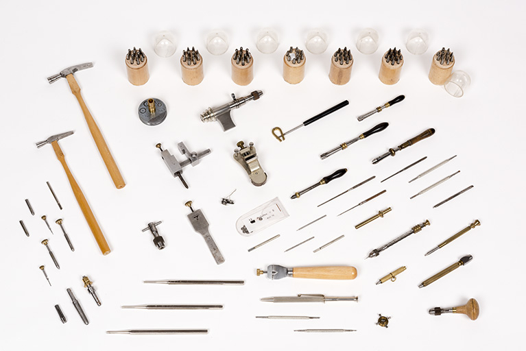 Outils produits dans la commune (collection René Laithier, mairie des Gras) : marteaux, poinçons et fraises, pinces, outils à centrer et rapporter les pivots, outils aux charnières, équilibre aux balanciers, touret à percer, filières, etc. © Sonia Dourlot / Région Bourgogne-Franche-Comté, Inventaire du patrimoine - 2017 Outils produits dans la commune (collection René Laithier, mairie des Gras) : marteaux, poinçons et fraises, pinces, outils à centrer et rapporter les pivots, outils aux charnières, équilibre aux balanciers, touret à percer, filières, etc. © Sonia Dourlot / Région Bourgogne-Franche-Comté, Inventaire du patrimoine - 2017