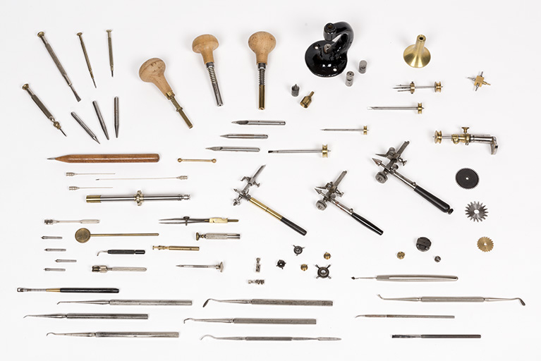 Outils produits dans la commune (collection René Laithier, mairie des Gras) : pinces, cuivrots, spatules et outils de dentistes, aiguilles hypodermiques, coupe-verre, pointes à tracer, etc. © Sonia Dourlot / Région Bourgogne-Franche-Comté, Inventaire du patrimoine - 2017 Outils produits dans la commune (collection René Laithier, mairie des Gras) : pinces, cuivrots, spatules et outils de dentistes, aiguilles hypodermiques, coupe-verre, pointes à tracer, etc. © Sonia Dourlot / Région Bourgogne-Franche-Comté, Inventaire du patrimoine - 2017