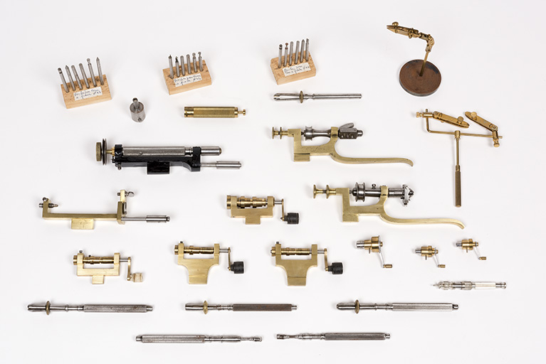 Outils produits dans la commune (collection René Laithier, mairie des Gras) : poinçons, pinces, estrapades, troisièmes mains, etc. © Sonia Dourlot / Région Bourgogne-Franche-Comté, Inventaire du patrimoine - 2017 Outils produits dans la commune (collection René Laithier, mairie des Gras) : poinçons, pinces, estrapades, troisièmes mains, etc. © Sonia Dourlot / Région Bourgogne-Franche-Comté, Inventaire du patrimoine - 2017