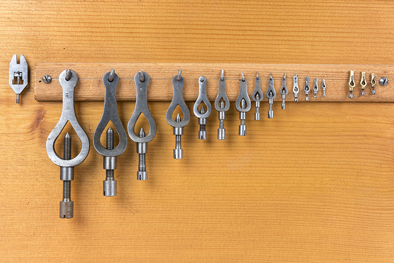 Outils produits dans la commune (collection René Laithier, mairie des Gras) : tocs (ou coeurs entraînoirs) de différentes grosseurs. © Sonia Dourlot / Région Bourgogne-Franche-Comté, Inventaire du patrimoine - 2017 Outils produits dans la commune (collection René Laithier, mairie des Gras) : tocs (ou coeurs entraînoirs) de différentes grosseurs. © Sonia Dourlot / Région Bourgogne-Franche-Comté, Inventaire du patrimoine - 2017