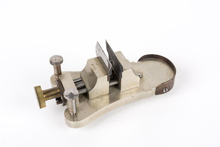 Outils produits dans la commune (collection René Laithier, mairie des Gras) : équilibre aux balanciers. © Sonia Dourlot / Région Bourgogne-Franche-Comté, Inventaire du patrimoine - 2017 Outils produits dans la commune (collection René Laithier, mairie des Gras) : équilibre aux balanciers. © Sonia Dourlot / Région Bourgogne-Franche-Comté, Inventaire du patrimoine - 2017